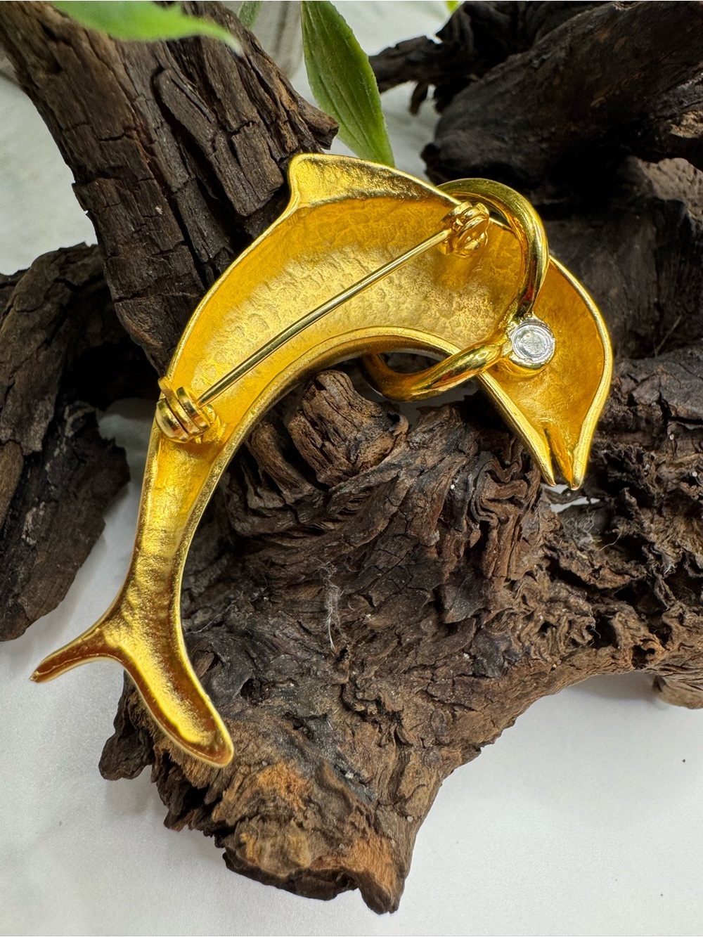Vintage dolphin brooch, EUC. Satin gold tone finish, jumping thru polished hoop. - Picture 4 of 5